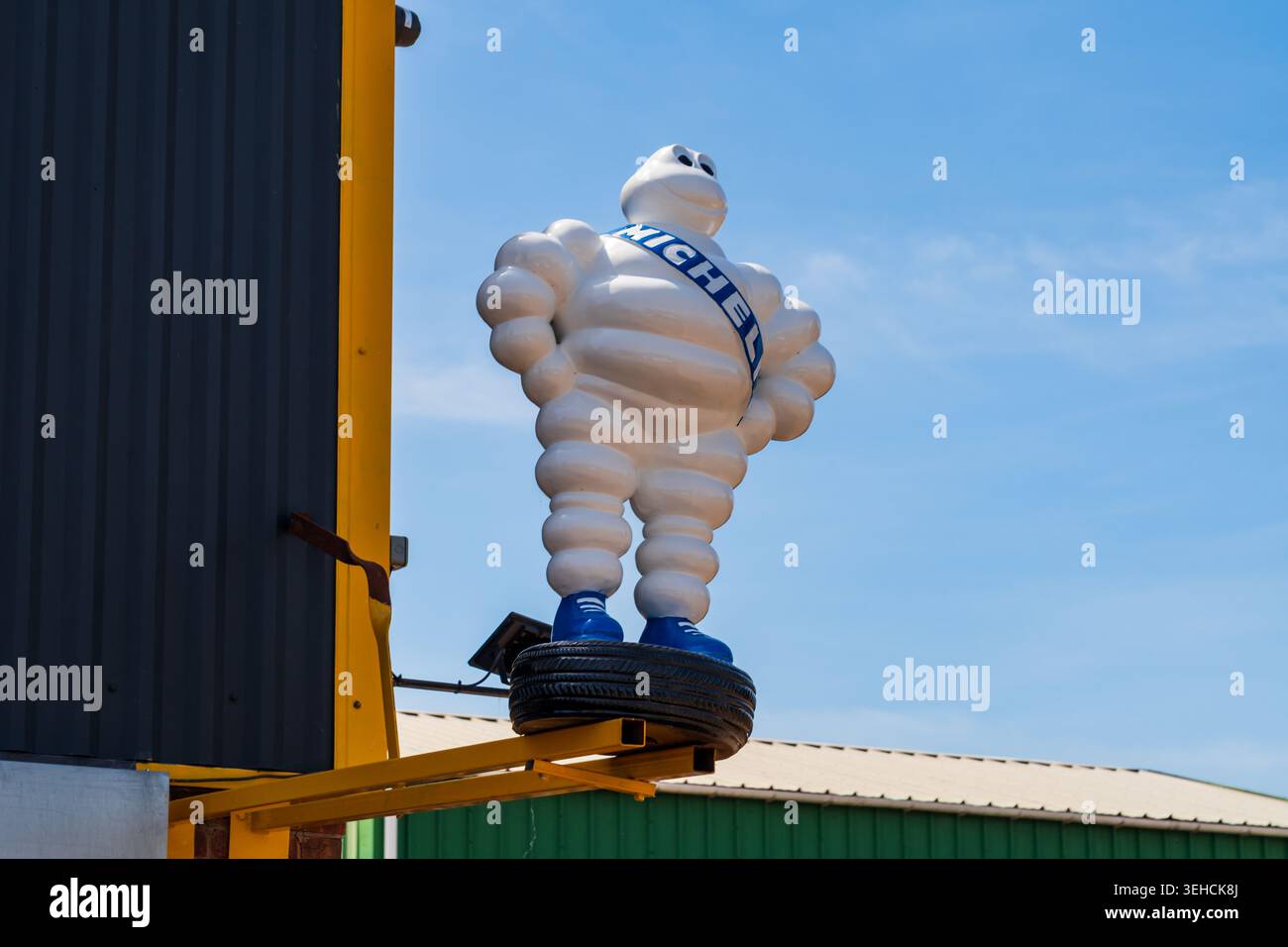 Warwick, Regno Unito - 22 maggio 2026: Il modello Michelin Man, al di fuori di un'azienda di montaggio pneumatici Foto Stock