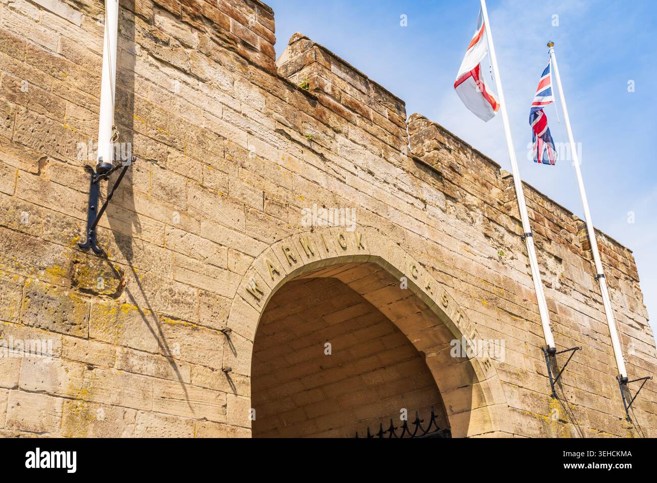 Warwick, Regno Unito - 22 maggio 2026: Ingresso al castello di Warwick con un arco e bandiere britanniche Foto Stock