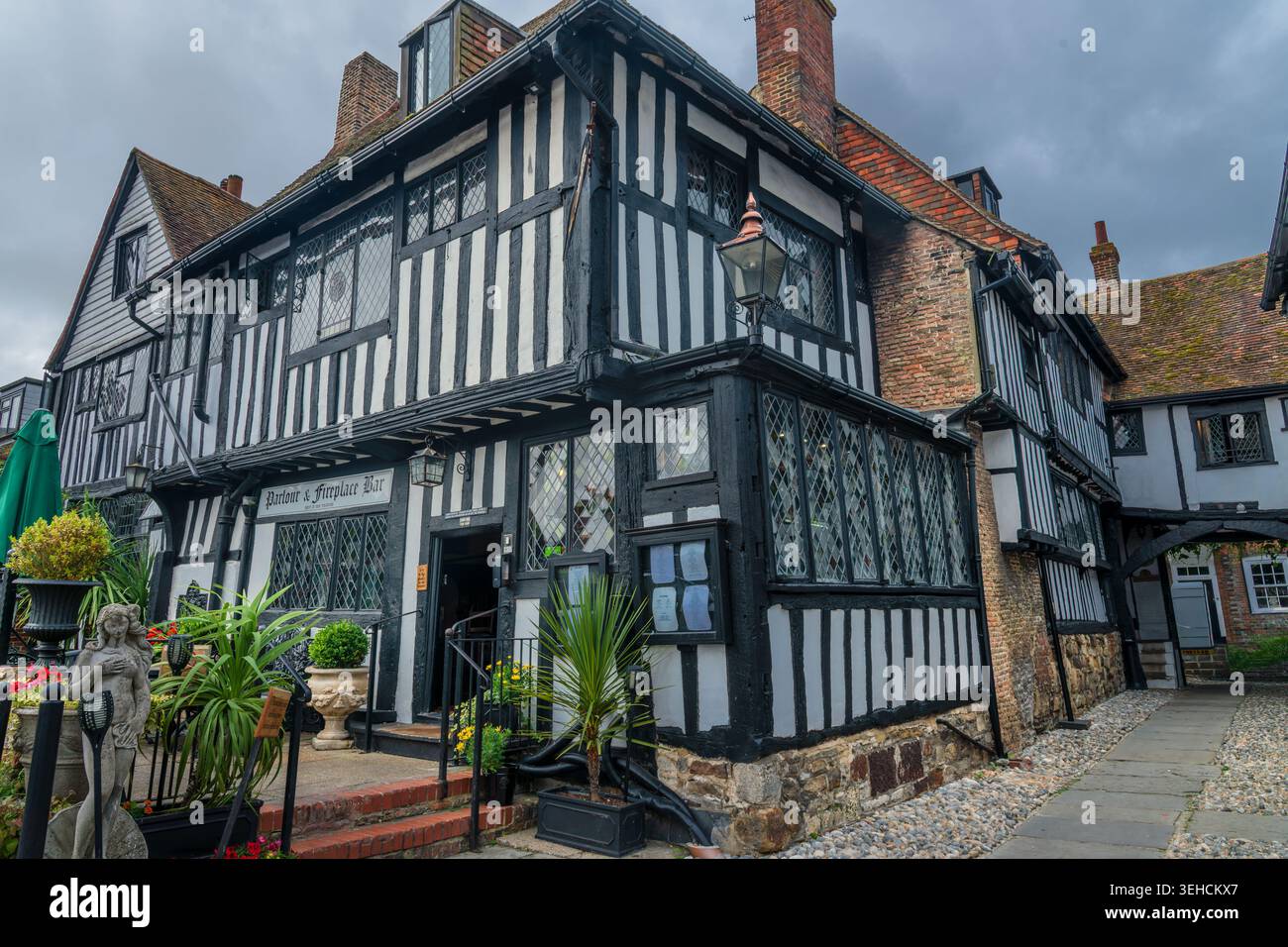 Case storiche a graticcio con facciate bianche e nere su Mint Street nella città medievale di Rye nell'East Sussex, Inghilterra. Foto Stock
