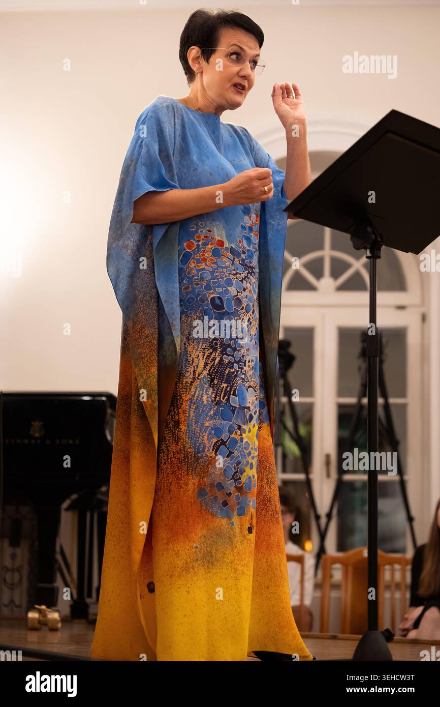 La cantante soprano Olga Pasichnyk (Pasiecznik) si esibisce sul palco al 80° Festival Internazionale Chopin di Duszniki‑Zdrój, 8 agosto 2025 Foto Stock