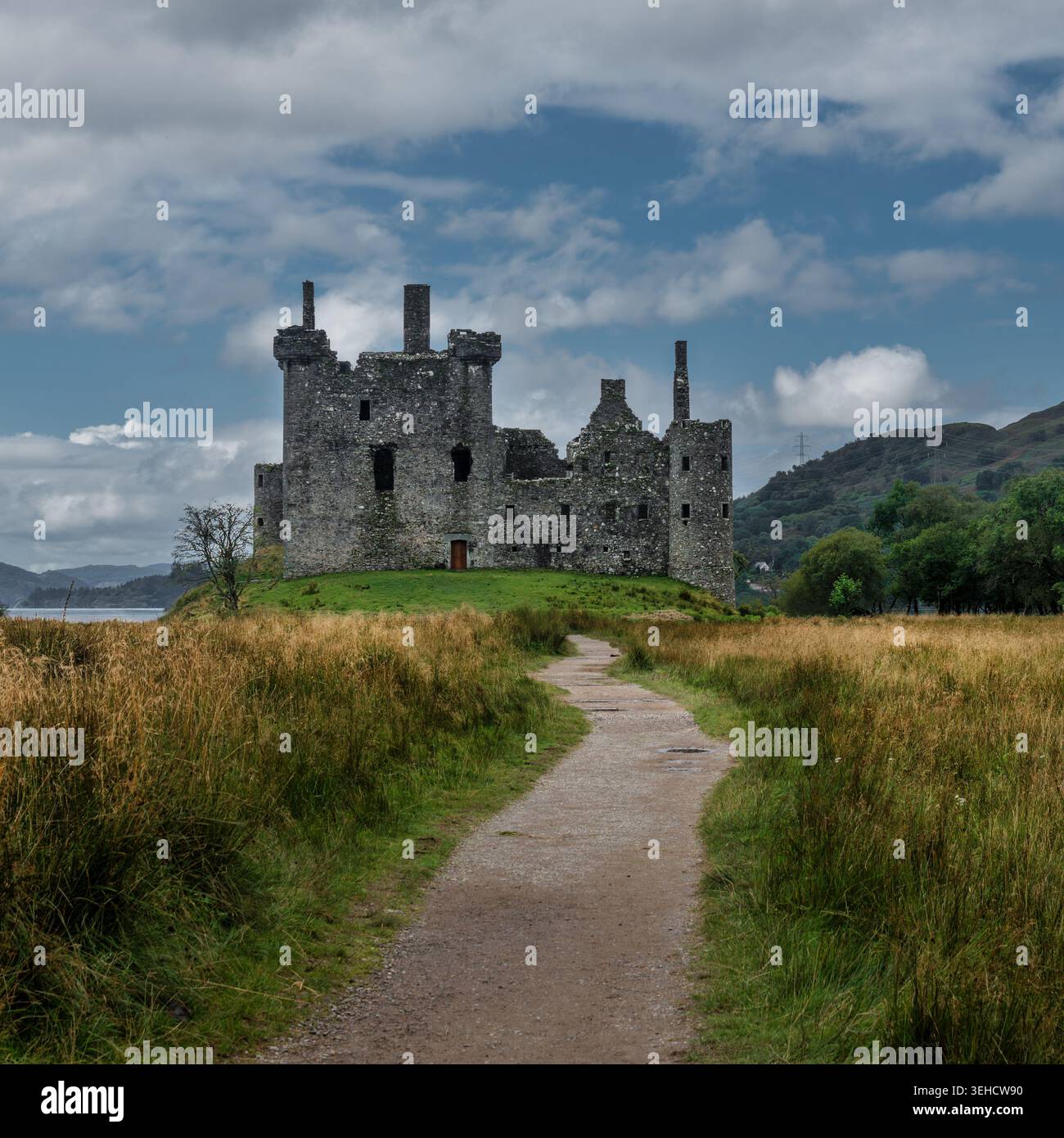 Kilchurn Castle è una pittoresca rovina di castello scozzese, costruita nel XV secolo, situata sulle rive del Loch Awe nella regione di Argyll e Bute. Foto Stock