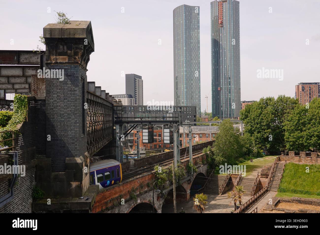 Lo storico viadotto di Castlefield e il forte romano di Mamucium ricostruito con i grattacieli di Deansgate Square a Manchester, Inghilterra, Regno Unito Foto Stock