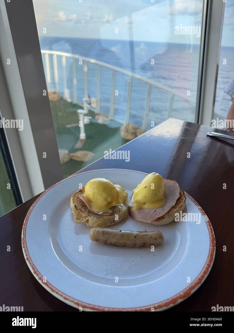 Colazione con uova sorridenti Benedict sulla nave da crociera con vista sul mare Foto Stock