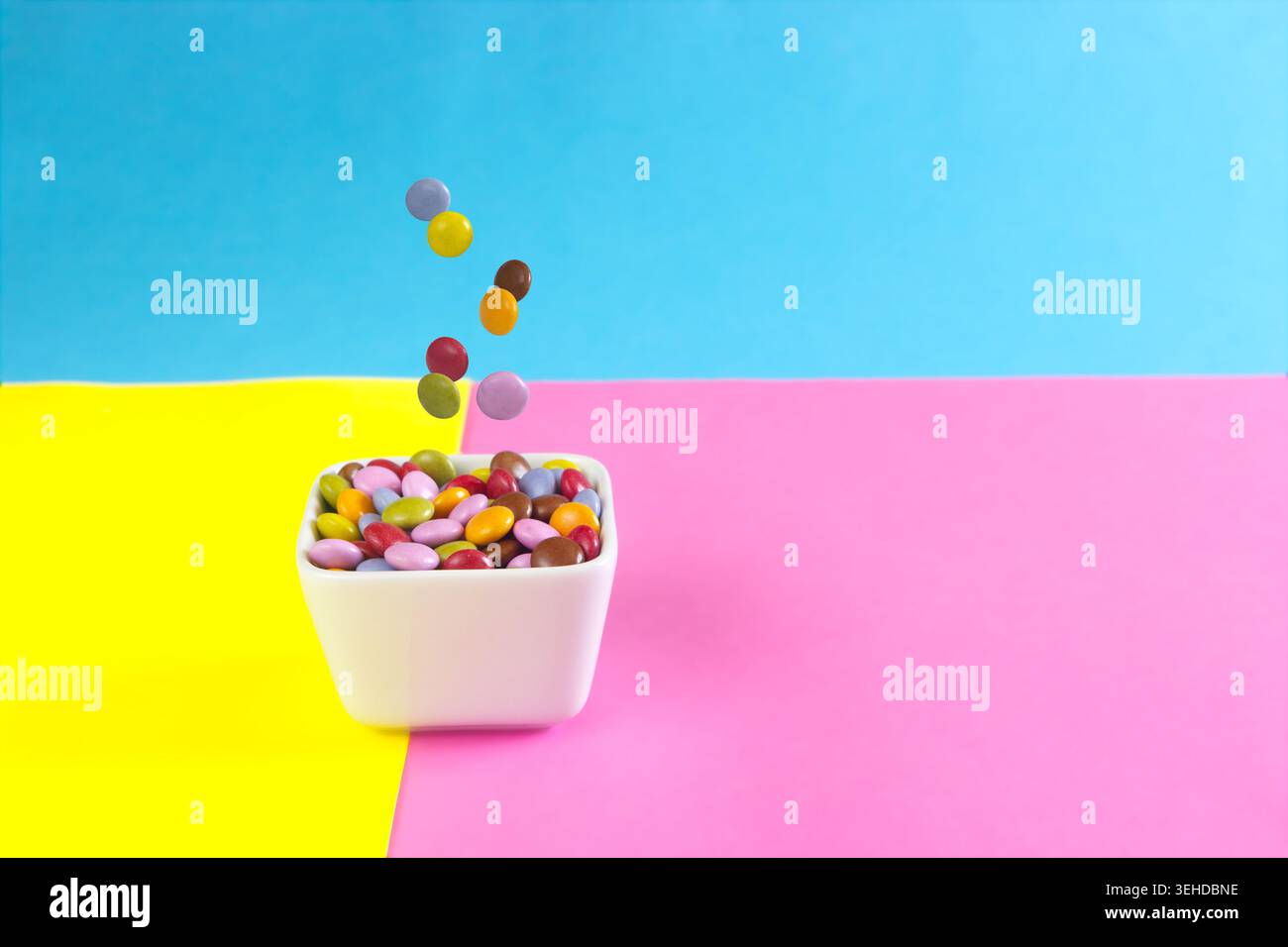 Caramelle colorate per bambini, caramelle di zucchero e cioccolato. Foto Stock