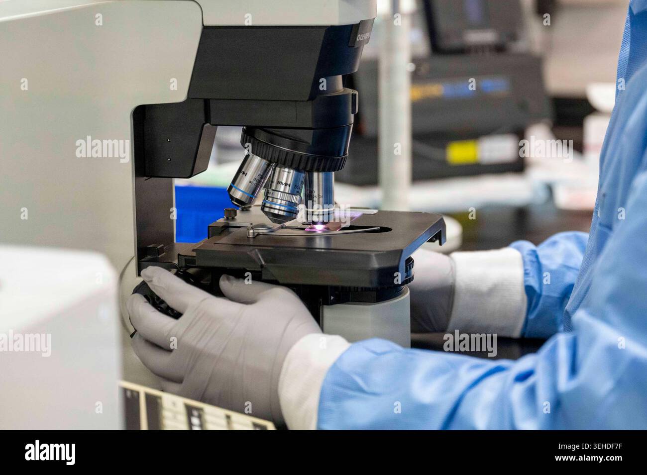 L'Airman senior dell'aeronautica statunitense Daniel Knight, tecnico di laboratorio medico del 92nd Healthcare Operations Squadron, utilizza un microscopio presso Fairchild Air Forc Foto Stock