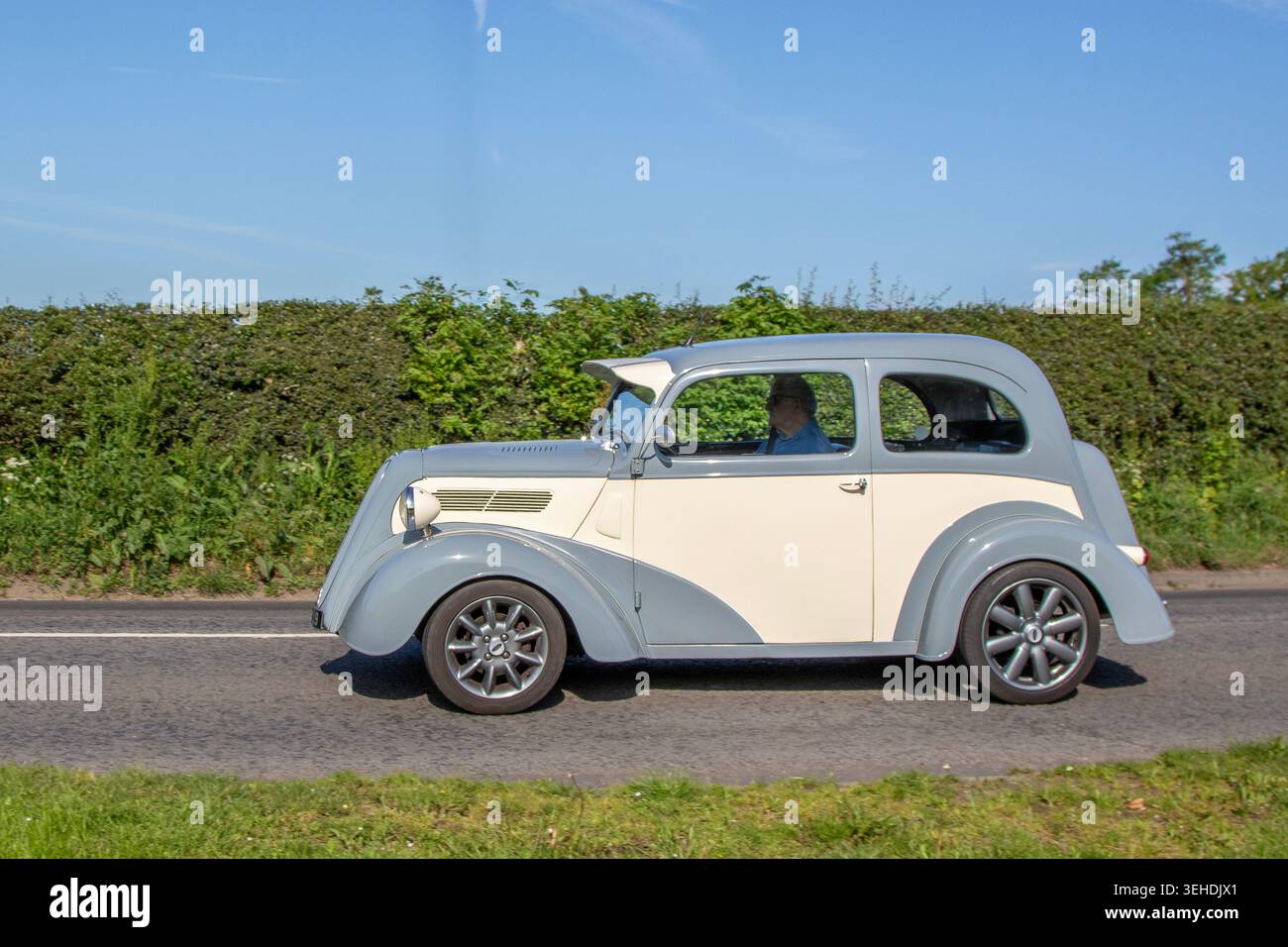 1937 30 anni trenta Ford Anglia, White Car benzina 1200 cc, hot atch personalizzato. versione hot rod personalizzata, con moderni cerchi in lega aftermarket. Foto Stock