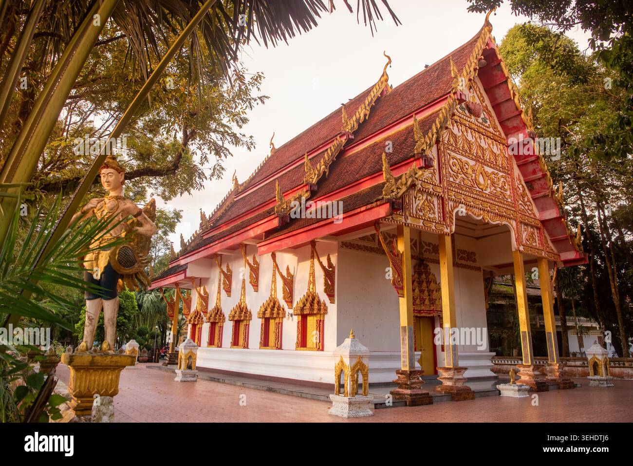 Wat Khlong Yai nella città vecchia di Khlong Yai nella provincia di Trat in Thailandia. Thailand, Trat, 10 novembre 2025. Foto Stock