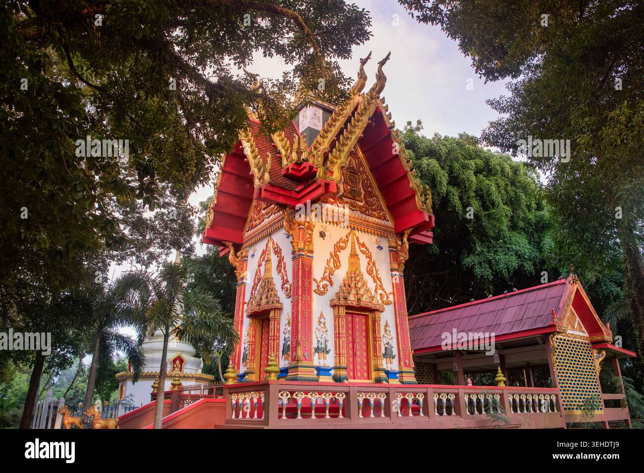 Wat Khlong Yai nella città vecchia di Khlong Yai nella provincia di Trat in Thailandia. Thailand, Trat, 10 novembre 2025. Foto Stock