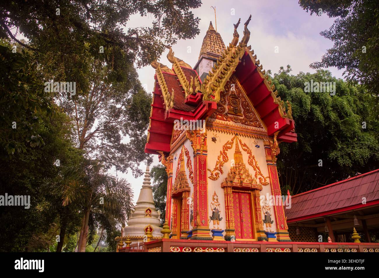 Wat Khlong Yai nella città vecchia di Khlong Yai nella provincia di Trat in Thailandia. Thailand, Trat, 10 novembre 2025. Foto Stock