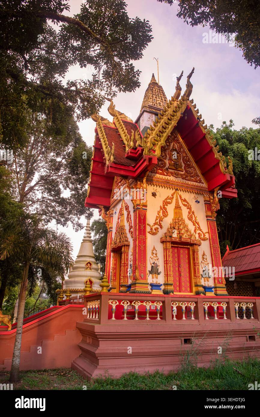 Wat Khlong Yai nella città vecchia di Khlong Yai nella provincia di Trat in Thailandia. Thailand, Trat, 10 novembre 2025. Foto Stock
