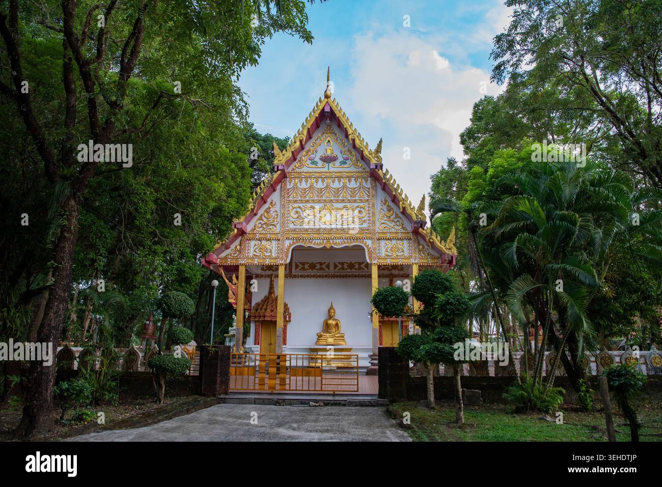 Wat Khlong Yai nella città vecchia di Khlong Yai nella provincia di Trat in Thailandia. Thailand, Trat, 10 novembre 2025. Foto Stock