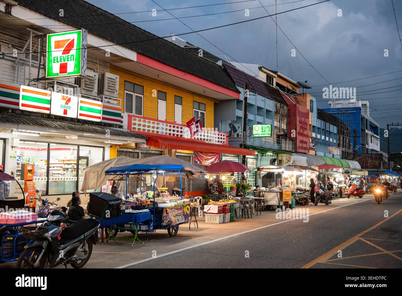 7undici negozi al mercato alimentare municipale nel centro di Khlong Yai nella provincia di Trat in Thailandia. Thailand, Trat, 10 novembre 2025. Foto Stock