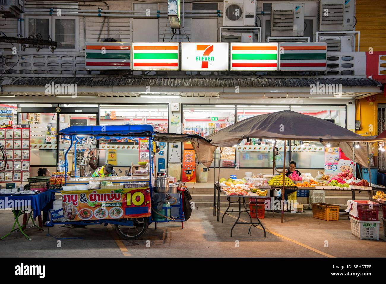 7undici negozi al mercato alimentare municipale nel centro di Khlong Yai nella provincia di Trat in Thailandia. Thailand, Trat, 10 novembre 2025. Foto Stock