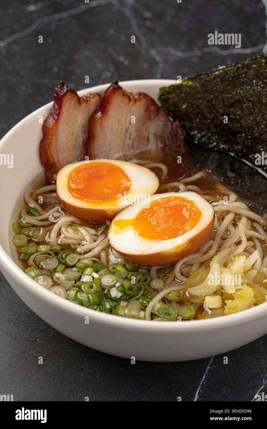 Ramen giapponese con anatra e uova sode soffici Foto Stock