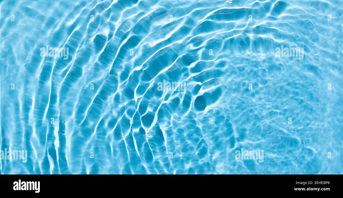Onde d'acqua blu che creano una texture acquatica rilassante e serena Foto Stock