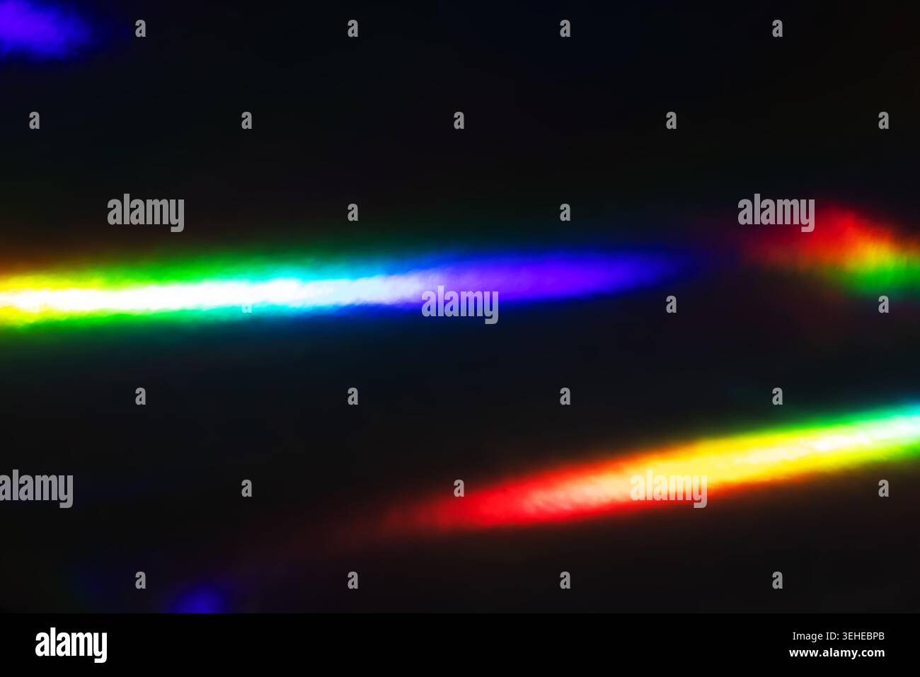 Striature di luce astratte dell'arcobaleno su sfondo scuro: Riflessi dello spettro colorati Foto Stock