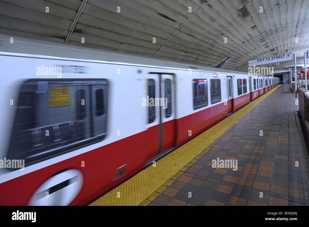 Treno MBTA che entra in una stazione Foto Stock