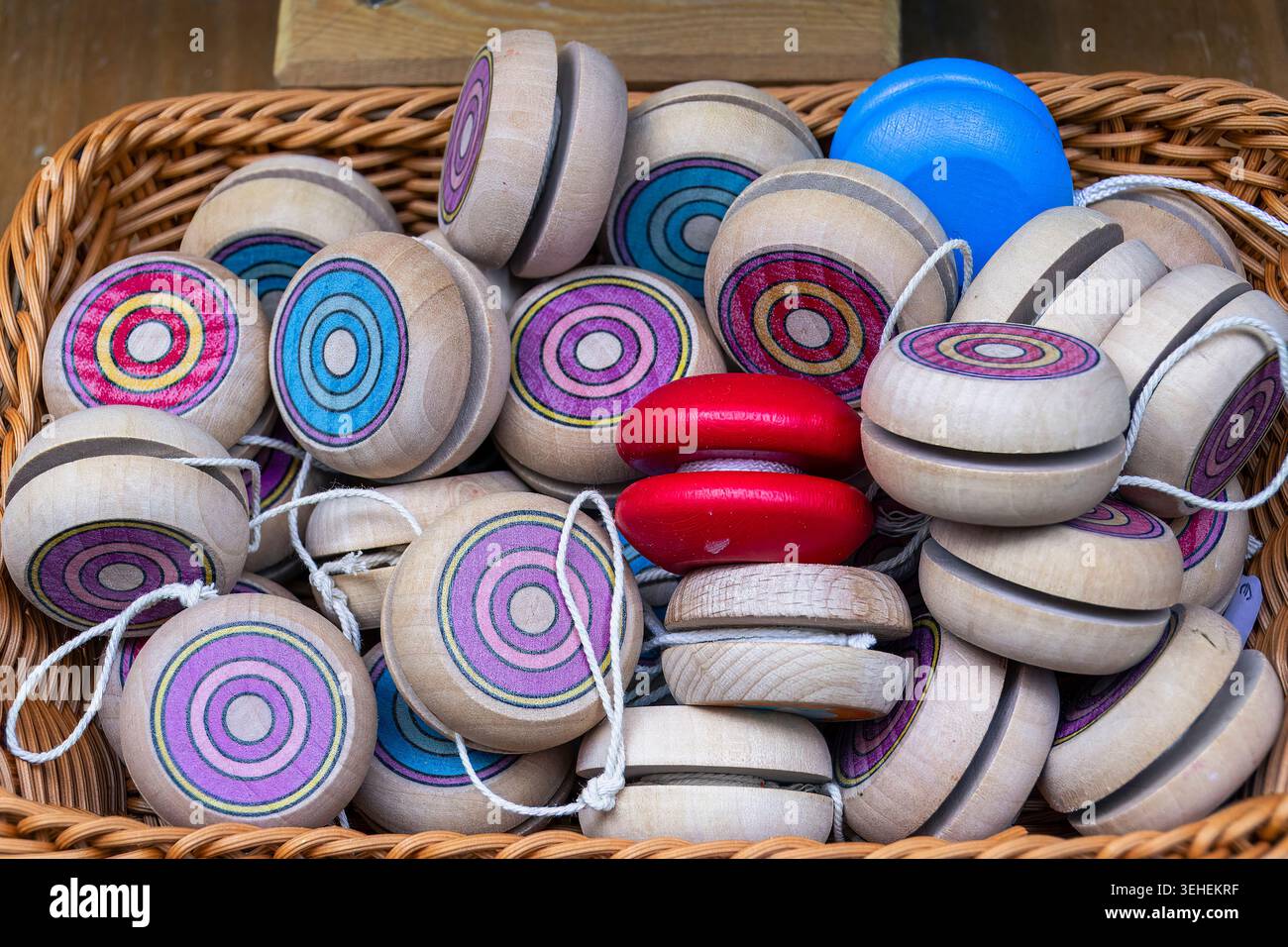 Storie filanti in un cesto di Yo-Yos in legno alpino artigianale di Innsbruck (Austria: 15-maggio-2026) Foto Stock