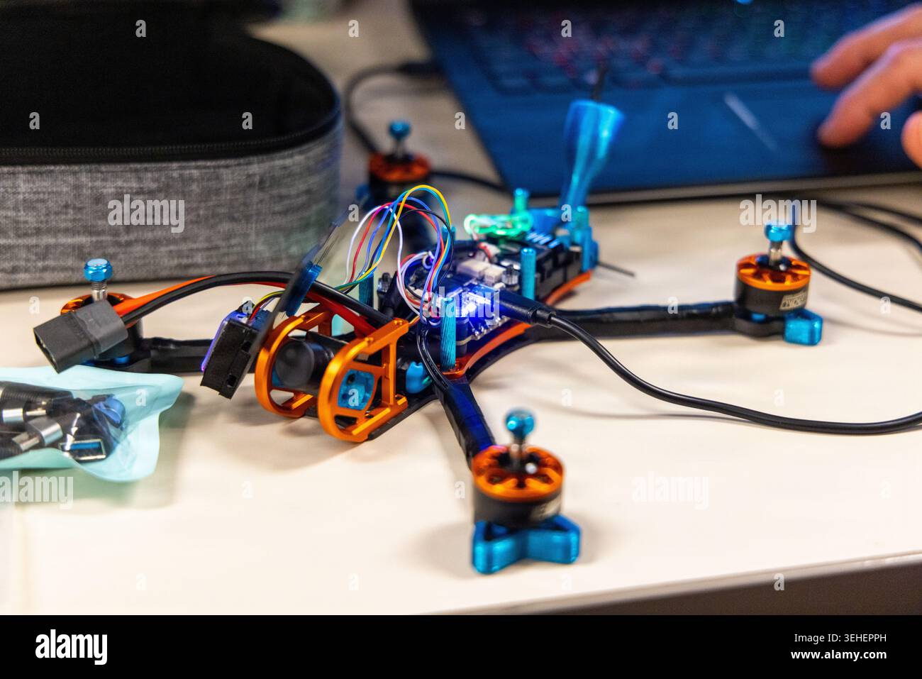 Primo piano di un drone FPV personalizzato in corso durante la formazione pratica nel corso base Operator Drone presso Eglin AFB, Florida, 23 gennaio 2026. FEA Foto Stock