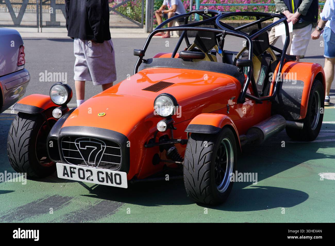 Roadster arancione scoperto con gabbia antiribaltamento al PistonHeads Car Show di Brighton, Inghilterra. Foto Stock