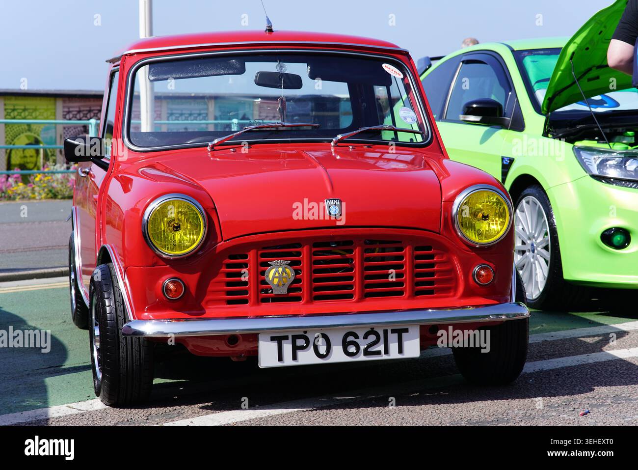 Mini Cooper rossa classica con fari gialli alla fiera PistonHeads di Brighton, Inghilterra. Foto Stock