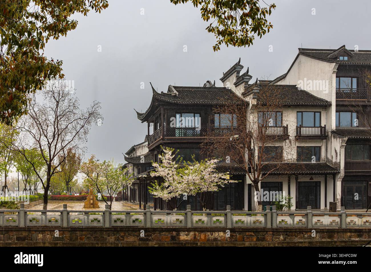 Yanguan, Cina - 8 aprile 2026: Pensioni in tradizionale stile architettonico cinese con le sue iconiche pareti dipinte di bianco, il timpano o il cavallo Foto Stock
