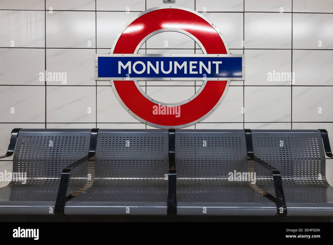 Cartello circolare della metropolitana di Londra alla stazione Monument. Londra, Regno Unito, 27 agosto 2023 Foto Stock