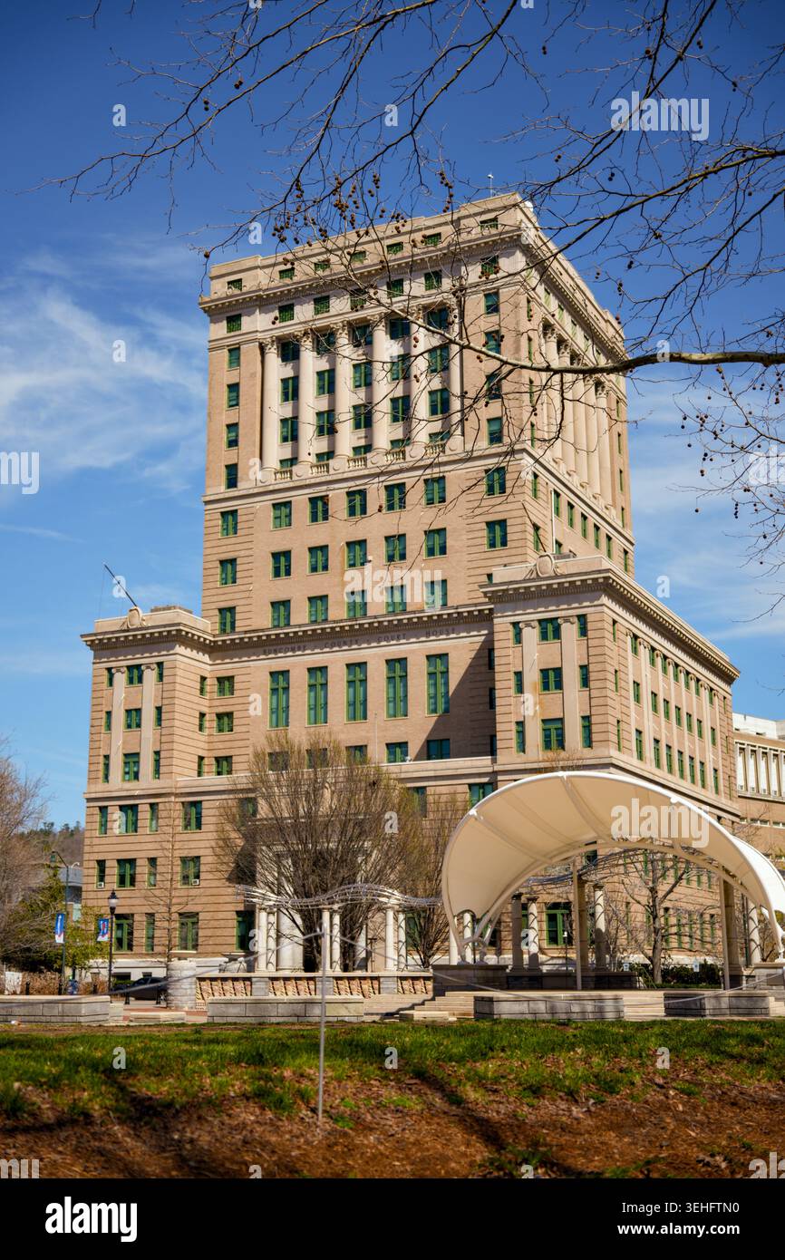 Tribunale della contea di Buncombe ad Asheville, North Carolina, con baldacchino plaza Foto Stock