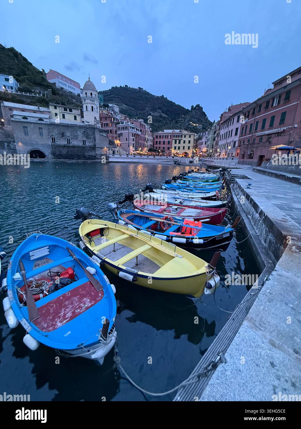 Vista serale delle barche nel porto del villaggio di Vernazza, Italia, aprile 2026. - Immagine stock catturata con smartphone