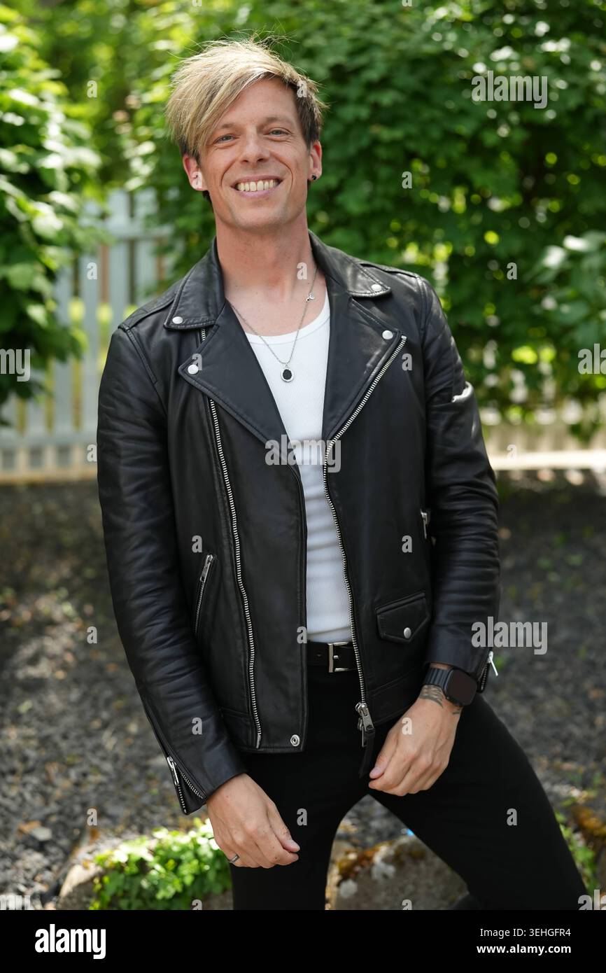 ZDF-Fernsehgarten 2026. Dark Tenor im ZDF Fernsehgarten Koch Battle AM 24.05.2026 a Magonza. Magonza ZDF Fernsehgarten Rheinland-Pfalz *** ZDF Fernsehgarten 2026 tenore oscuro nella ZDF Fernsehgarten Koch Battaglia del 24 05 2026 a Magonza Magonza ZDF Fernsehgarten Rheinland Pfalz Foto Stock