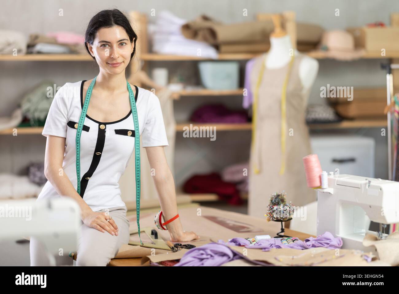 una donna sarta sta in officina Foto Stock