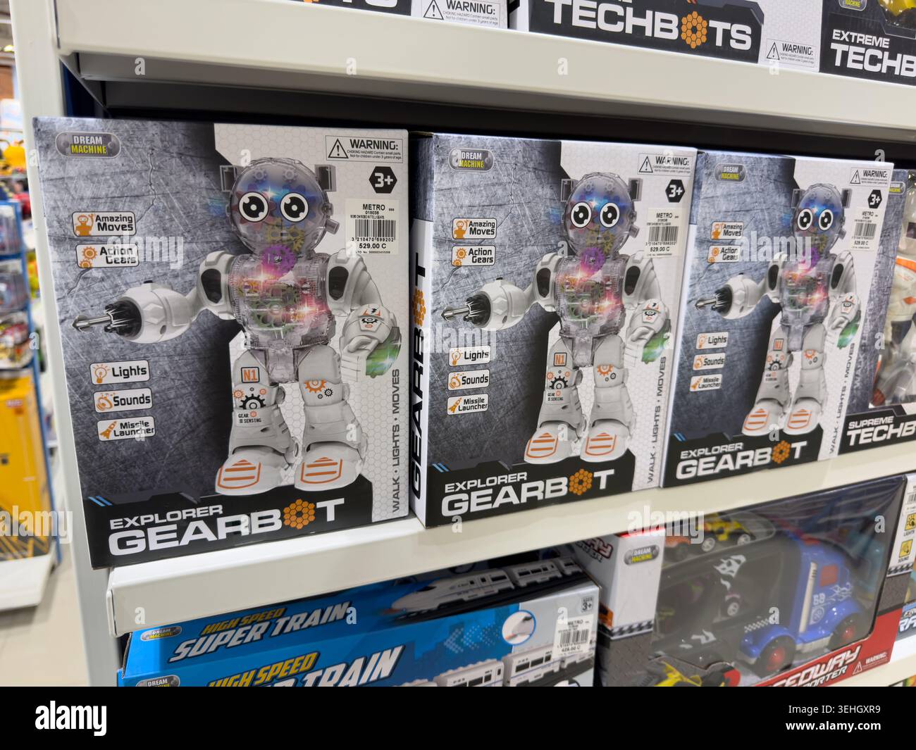 Scatole di giocattoli robotici elettronici Explorer Gearbot esposte sullo scaffale del punto vendita con luci, suoni e design trasparente. Foto Stock