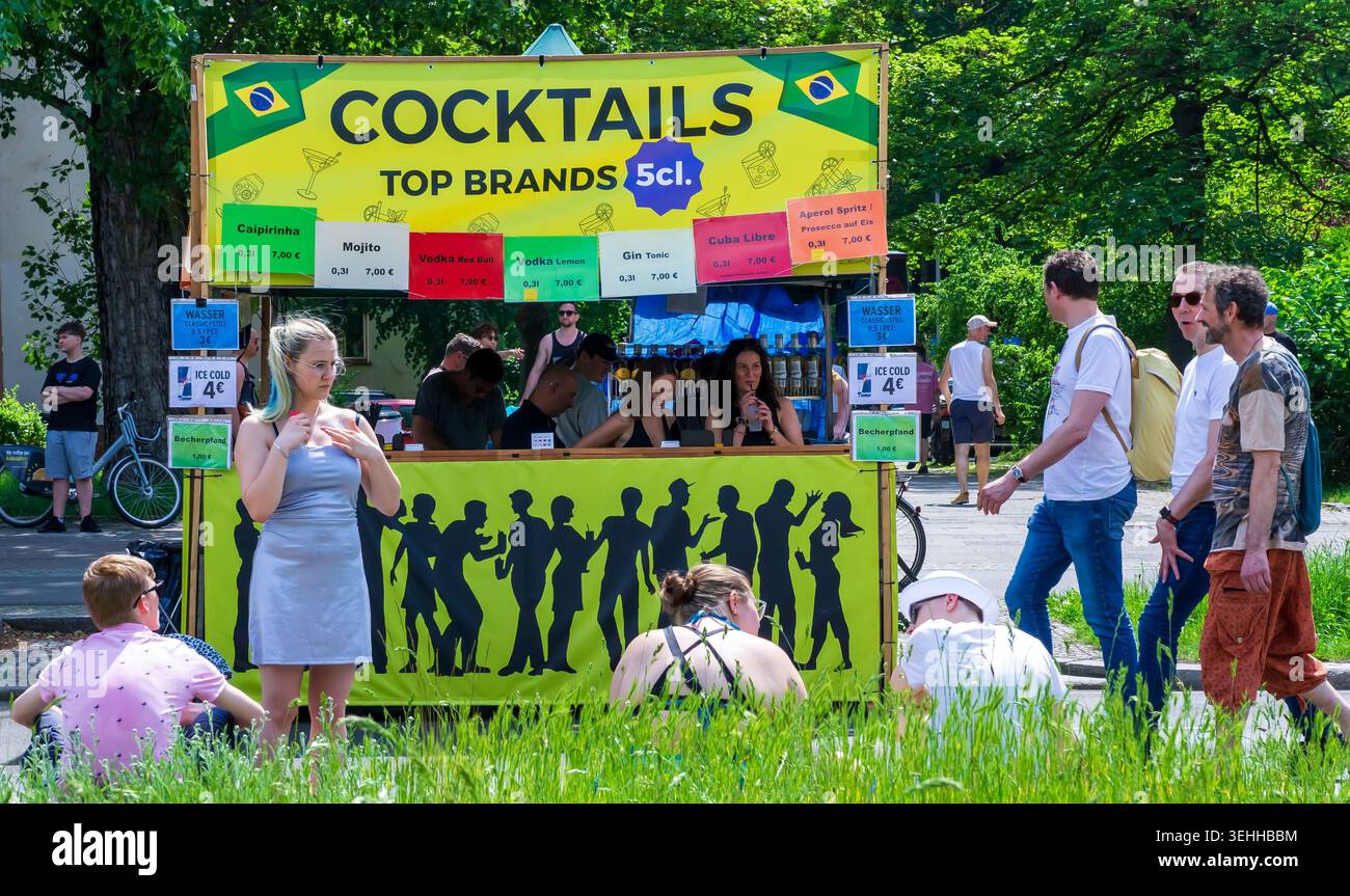 Berlino, Germania - 24 maggio 2026: I visitatori si riuniscono intorno a un cocktail e a uno stand di bevande durante il Carnevale delle Culture (Karneval der Kulturen). Foto Stock