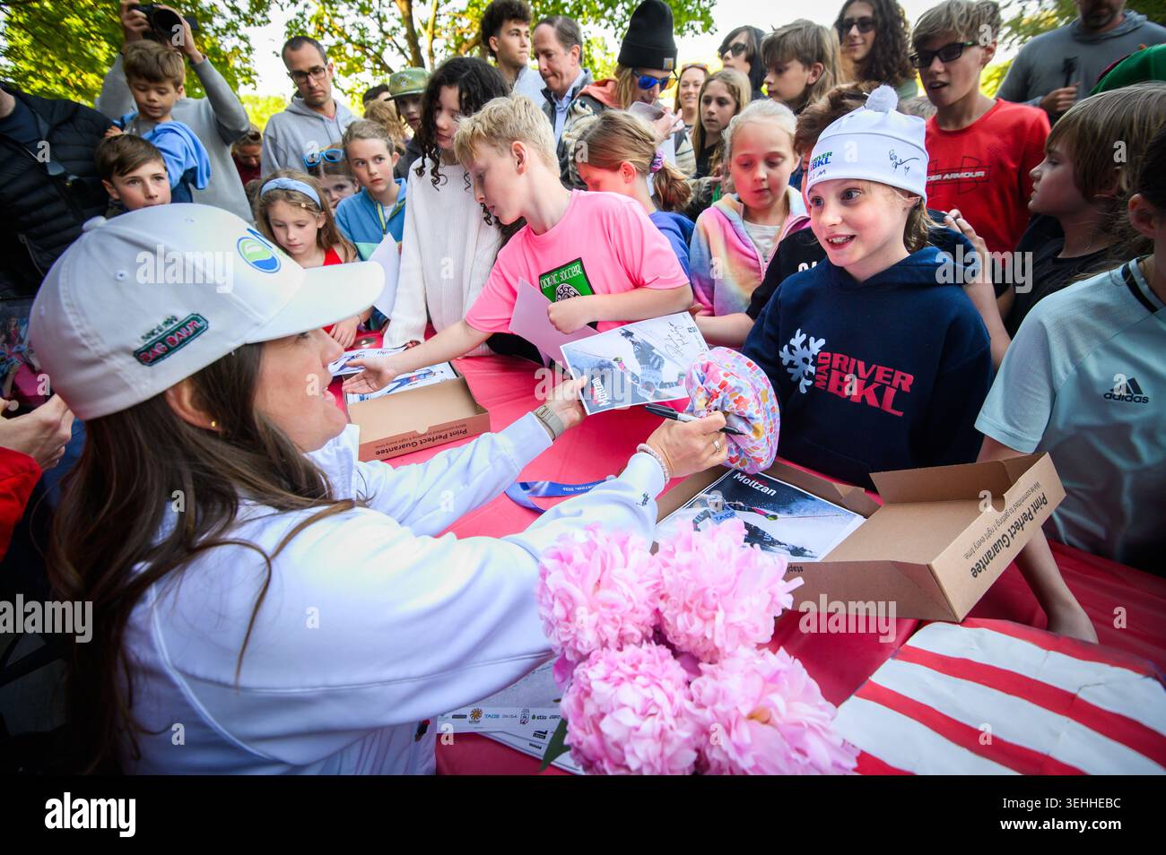 La medaglia di bronzo olimpica Paula Moltzan firma autografi alla parata del 2026 a Richmond, VT, per onorare gli olimpici. Foto Stock