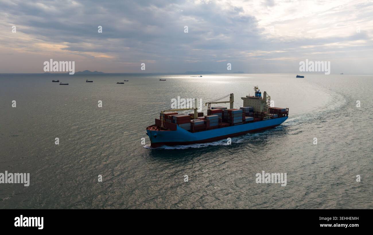 Una grande nave da carico che trasporta merci attraverso l'oceano, che rappresenta la logistica della catena di approvvigionamento globale e il commercio marittimo internazionale. Foto Stock