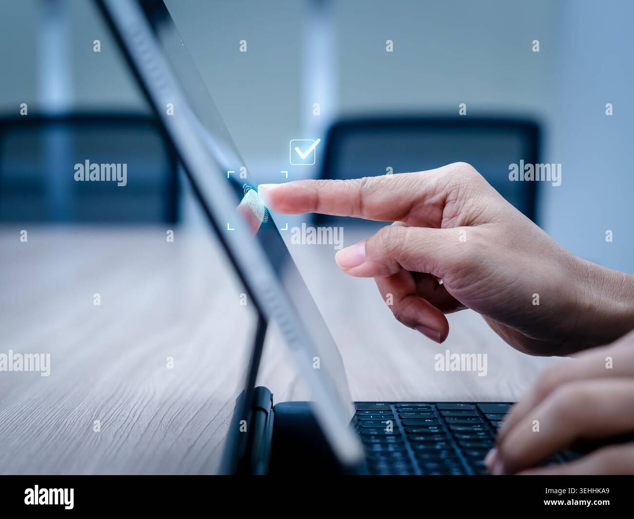 L'utente esegue la scansione delle impronte digitali sul laptop per la verifica biometrica. Accesso sicuro, conferma dell'identità, tecnologia di autenticazione, protezione della sicurezza informatica Foto Stock