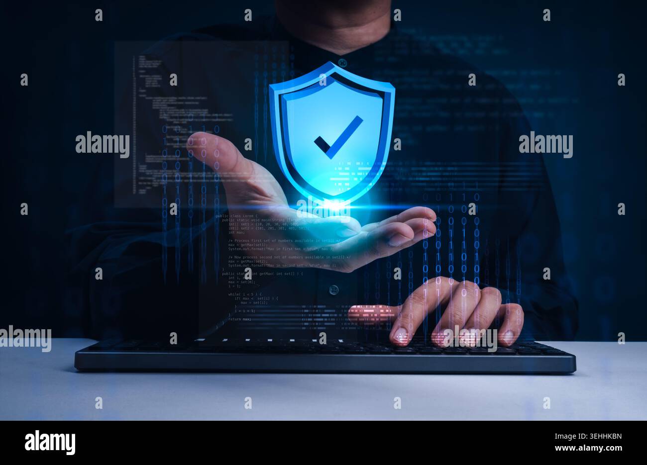 Concetto di sicurezza informatica e protezione dei dati con schermo digitale e segno di spunta sul laptop. Sicurezza della rete, privacy dei dati, sistema sicuro, crittografia, IT Foto Stock