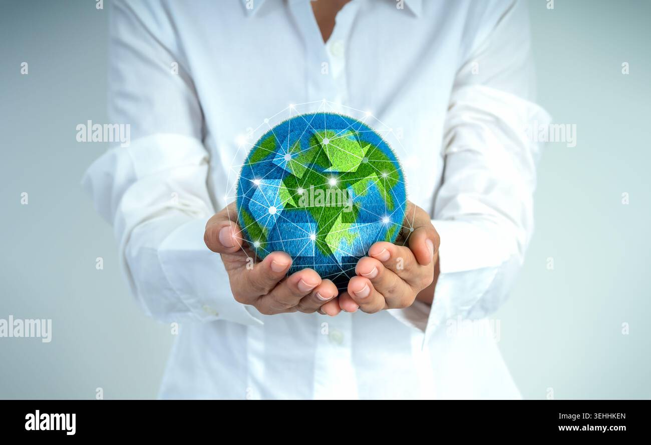 Professionisti aziendali che tengono il globo collegato con simboli di riciclaggio. Economia circolare intelligente, rete di dati ESG, sistema sostenibile, svantaggi ambientali Foto Stock
