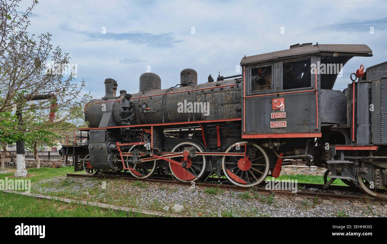 Locomotiva a vapore TCDD d'epoca 34054 in mostra accanto alla stazione ferroviaria di Selcuk, Selcuk, Turchia. Cielo nuvoloso, trasporto storico Foto Stock