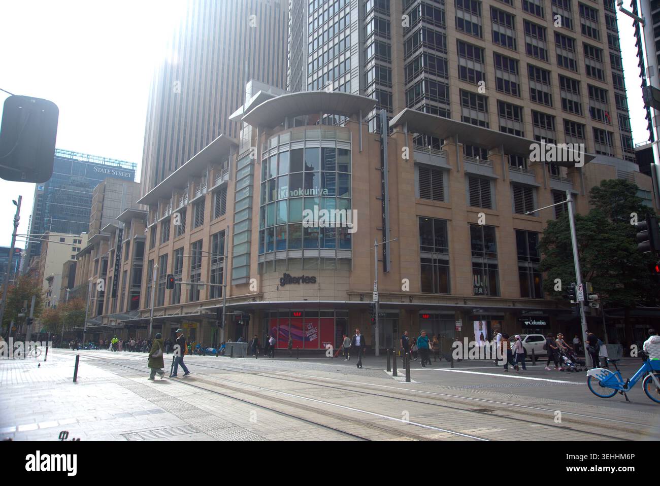 Persone che attraversano i tram a George Strett, Sydney NSW Foto Stock