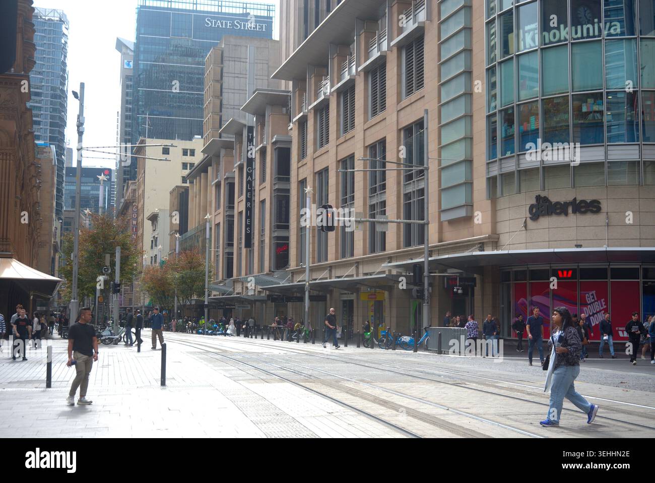 Persone che attraversano i tram in George Street, Sydney NSW Foto Stock