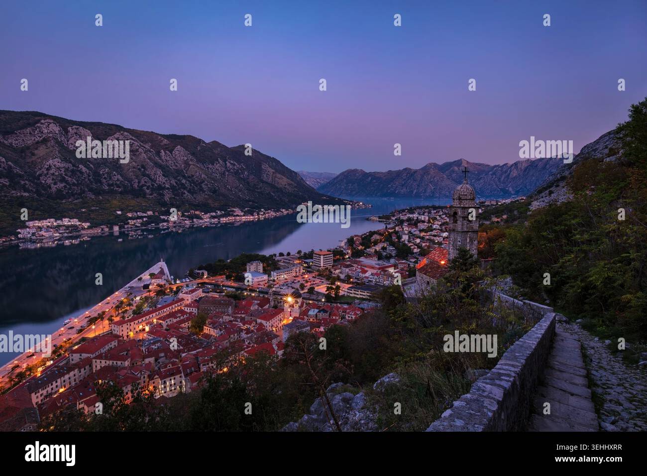 Una vista della Baia di Cattaro e della città vecchia durante l'alba di prima mattina, in Montenegro. Foto Stock
