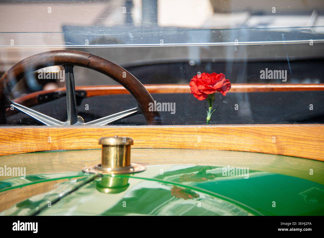 Sitges, Spagna. 11 marzo 2012, interni auto d'epoca con fiore rosso garofano Foto Stock