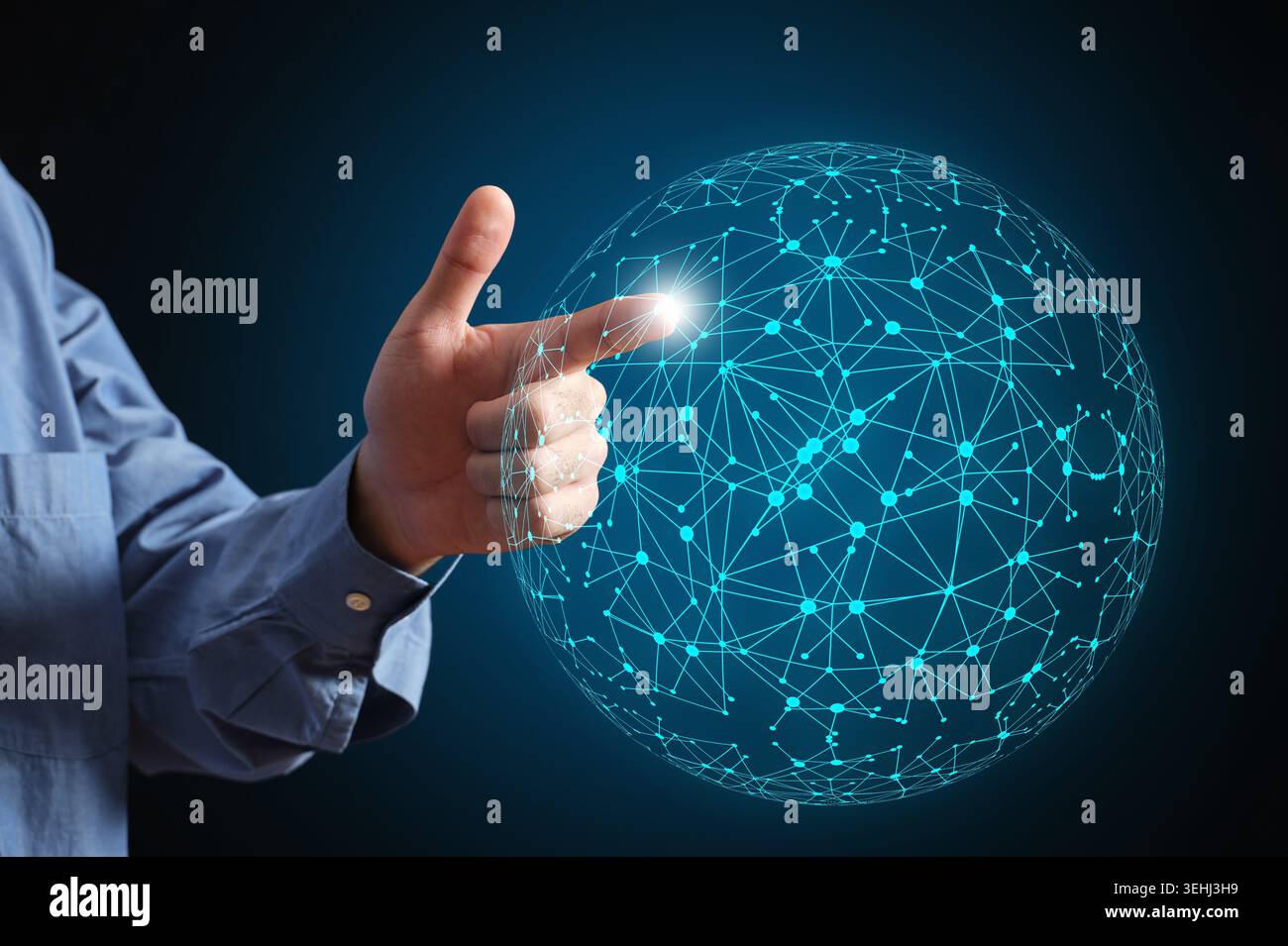 Mano di una persona che interagisce con un globo digitale, simboleggiando la connessione, la comunicazione e l'innovazione tecnologica a livello mondiale Foto Stock