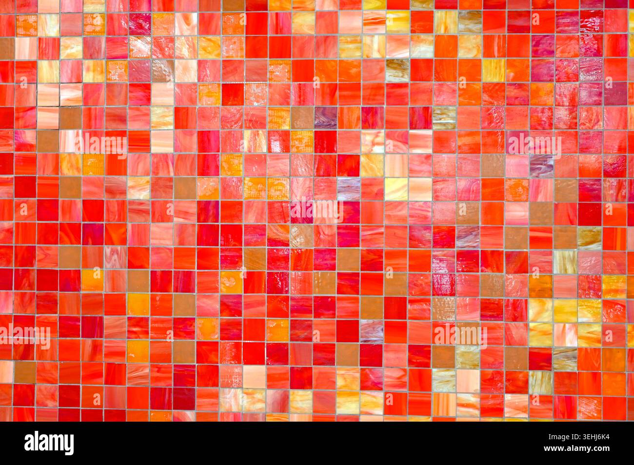 Piccoli pezzi quadrati di piastrelle, piastrelle a mosaico colorate come texture o sfondo Foto Stock