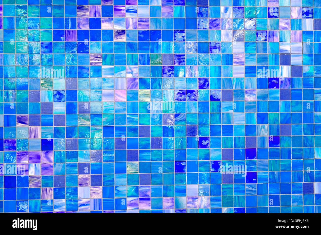 Piccoli pezzi quadrati di piastrelle blu, piastrelle a mosaico colorate come texture o sfondo Foto Stock