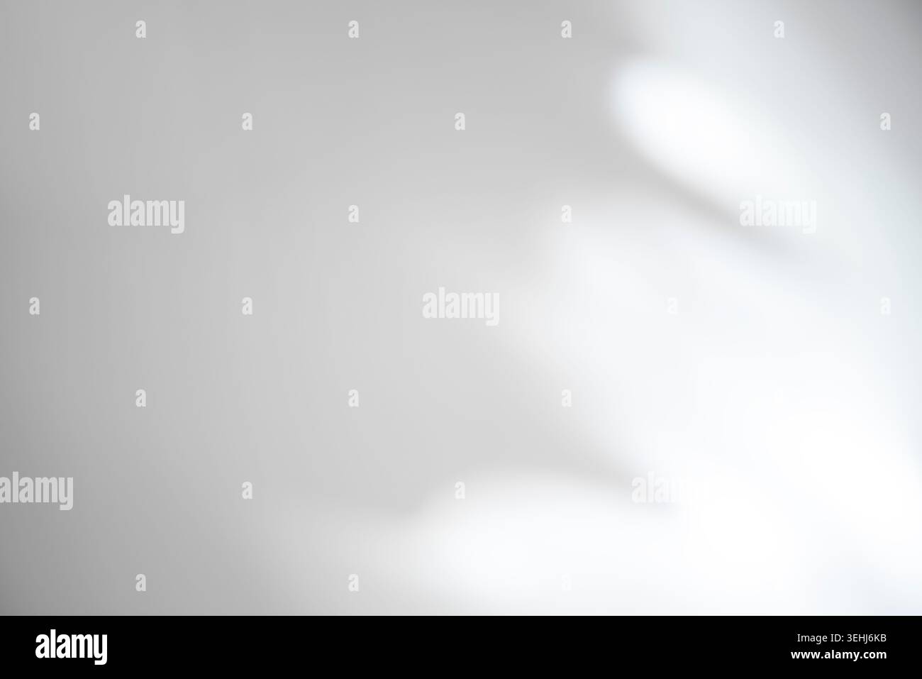 Pareti lisce con forme astratte, ombre e luce solare come texture o sfondo Foto Stock
