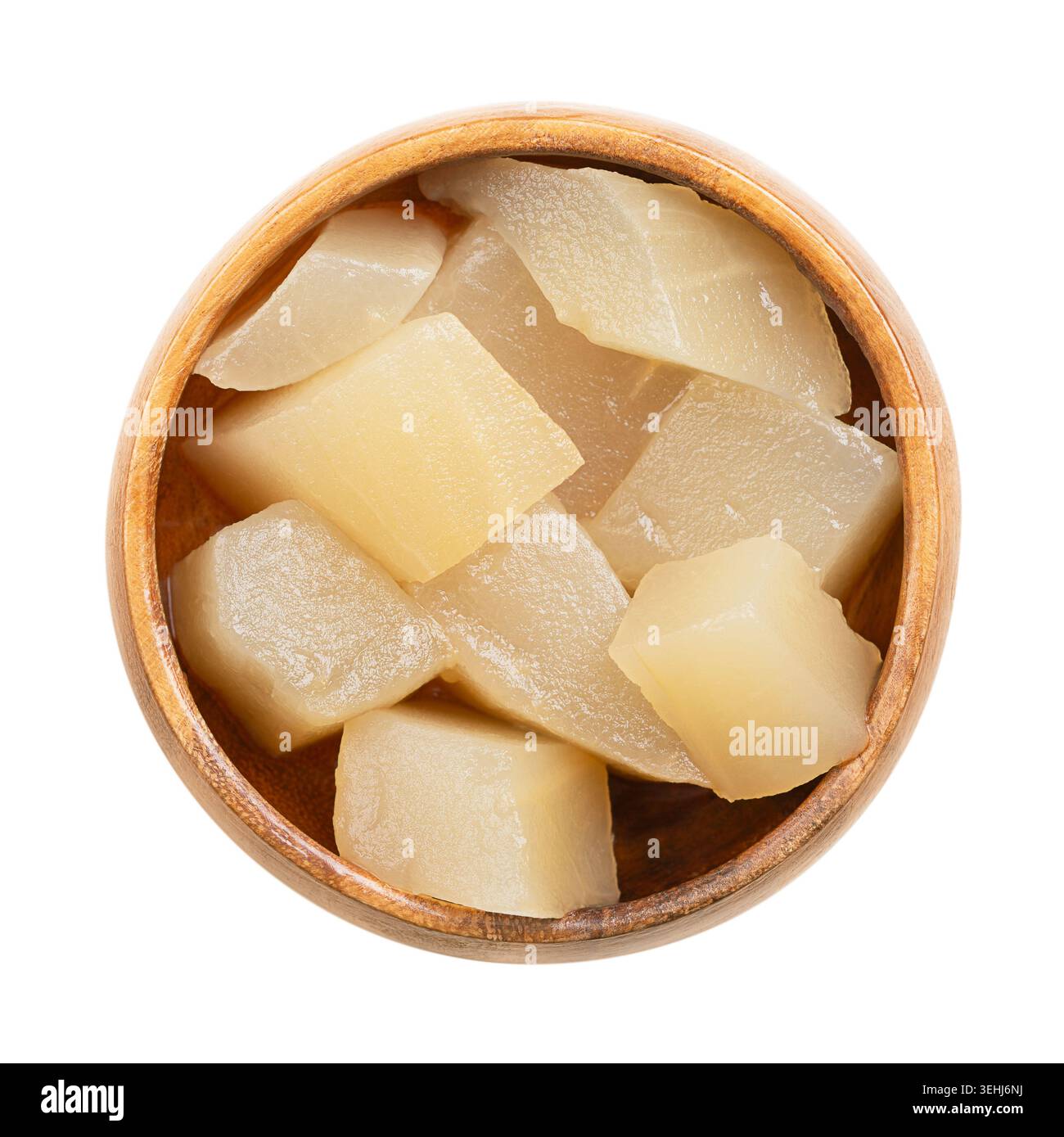 Cetriolini sottaceto alla senape in un recipiente di legno. Cetriolini in salamoia, pezzi di cetriolo, pastorizzati e conservati in salamoia. Foto Stock