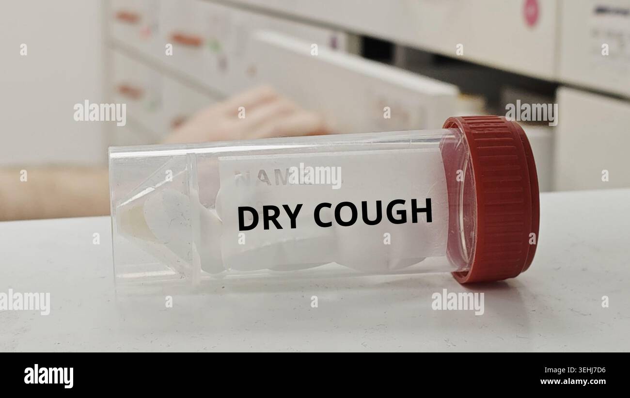 Compresse per il trattamento DELLA TOSSE SECCA utilizzate per sopprimere le cure respiratorie non produttive per la tosse in una scatola di plastica Foto Stock