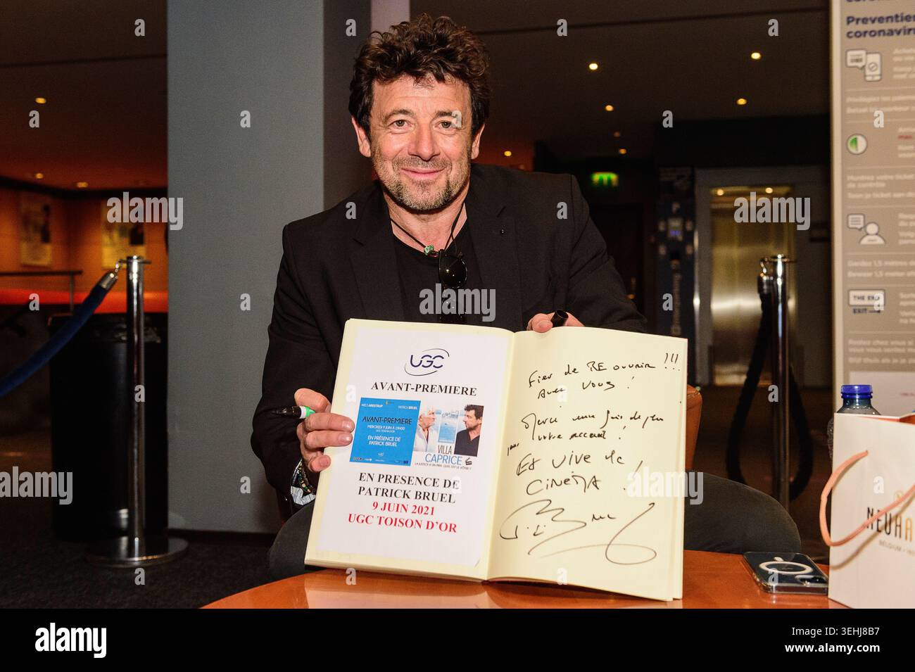 L'attore e cantante francese Patrick Bruel a Bruxelles per presentare il suo nuovo film Villa Caprice - firmando il libro d'oro dell'UGC | l'acteur et chante Foto Stock